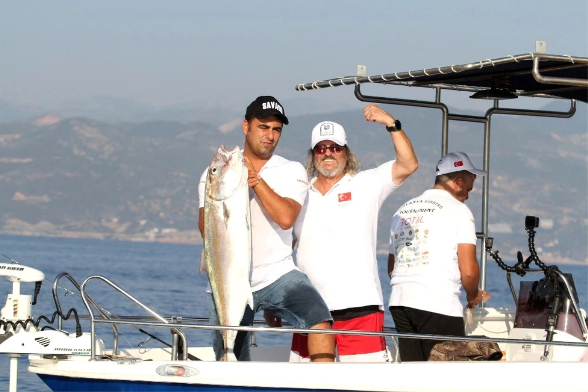 Alanya\'da en büyük balığı yakalamak için yarıştılar