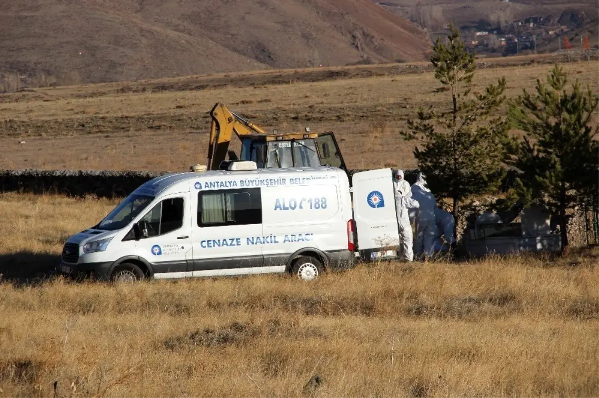 Antalya\'da evinde ölü bulunan ailenin cenazeleri Erzurum\'da toprağa verildi