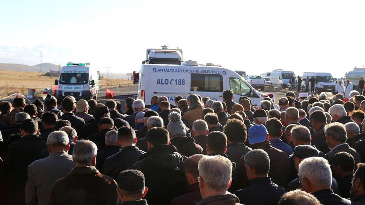 Antalya\'da evlerinde ölü bulunan 2\'si çocuk 4 kişinin cenazesi defnedildi