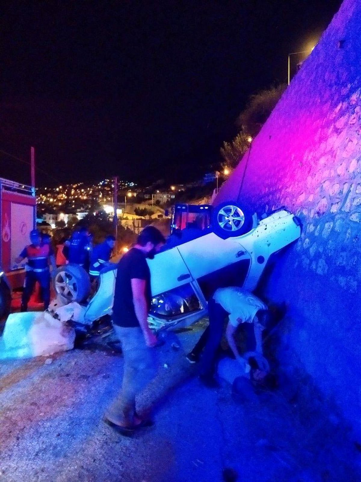 Antalya\'da otomobil duvardan uçtu: 4 yaralı