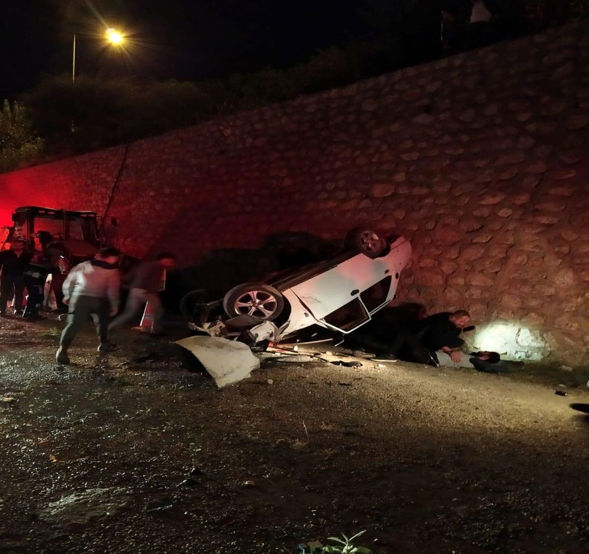 Antalya\'da otomobil duvardan uçtu: 4 yaralı