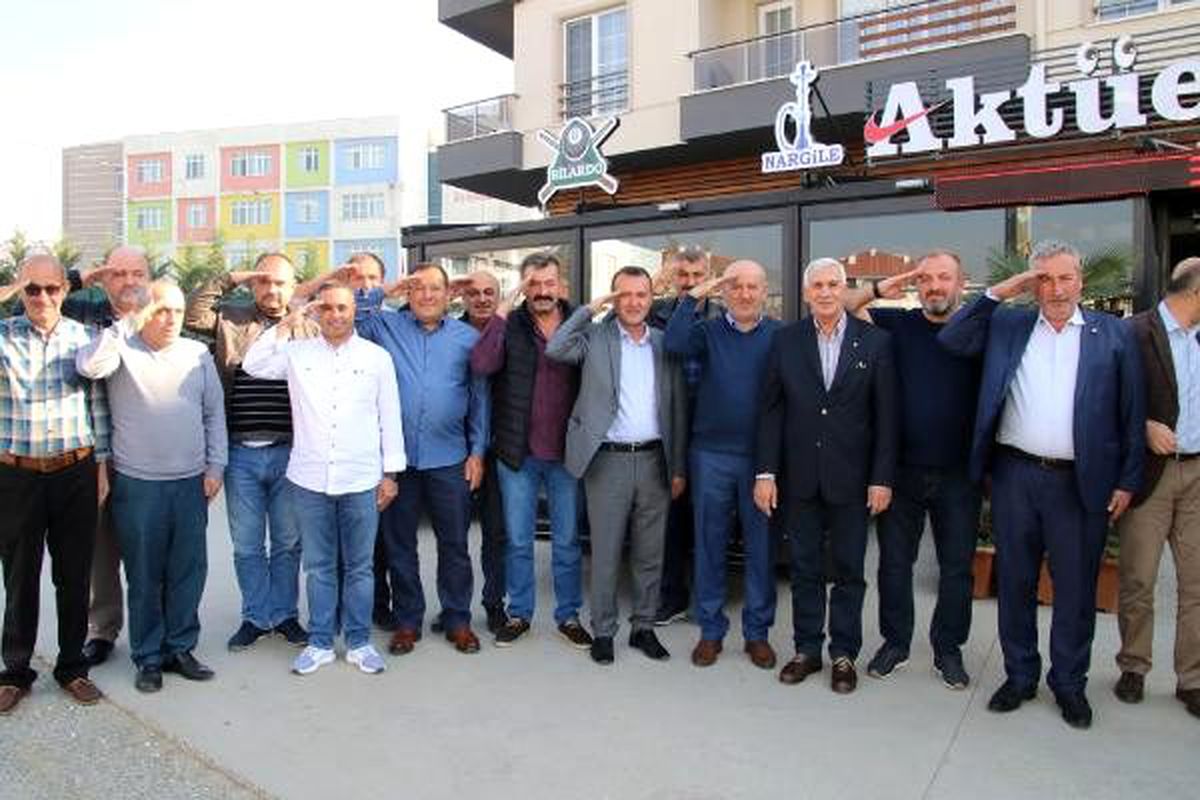 Asker arkadaşları 32 yıl sonra bir araya geldi