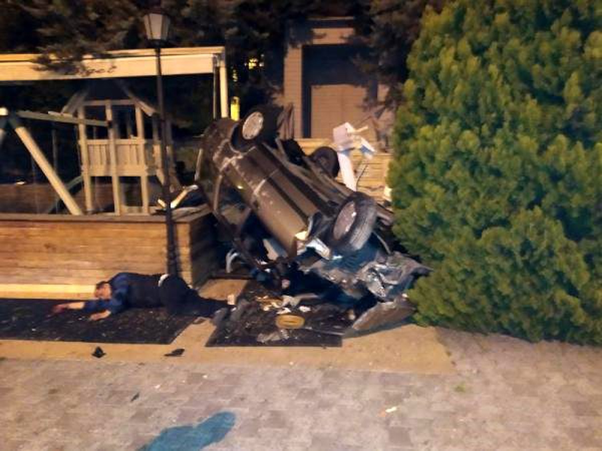 Avcılar\'da otomobil restoran bahçesine uçtu: 1\'i ağır 2 yaralı