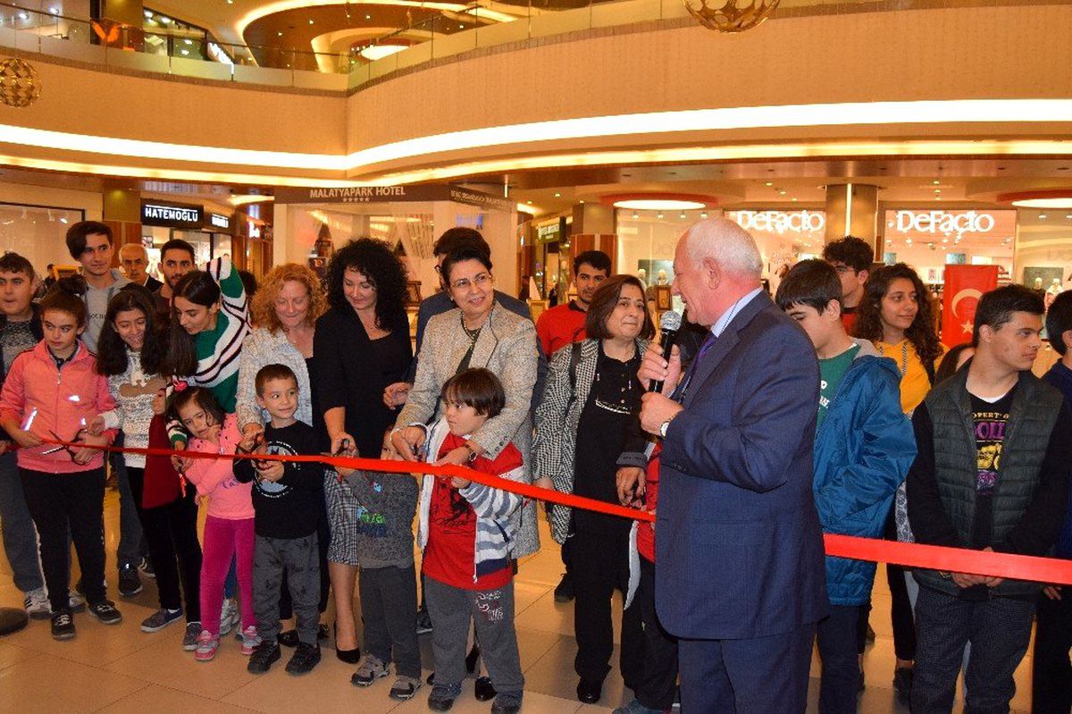 AVM\'de Down Sendromlu çocuklar yararına kermes