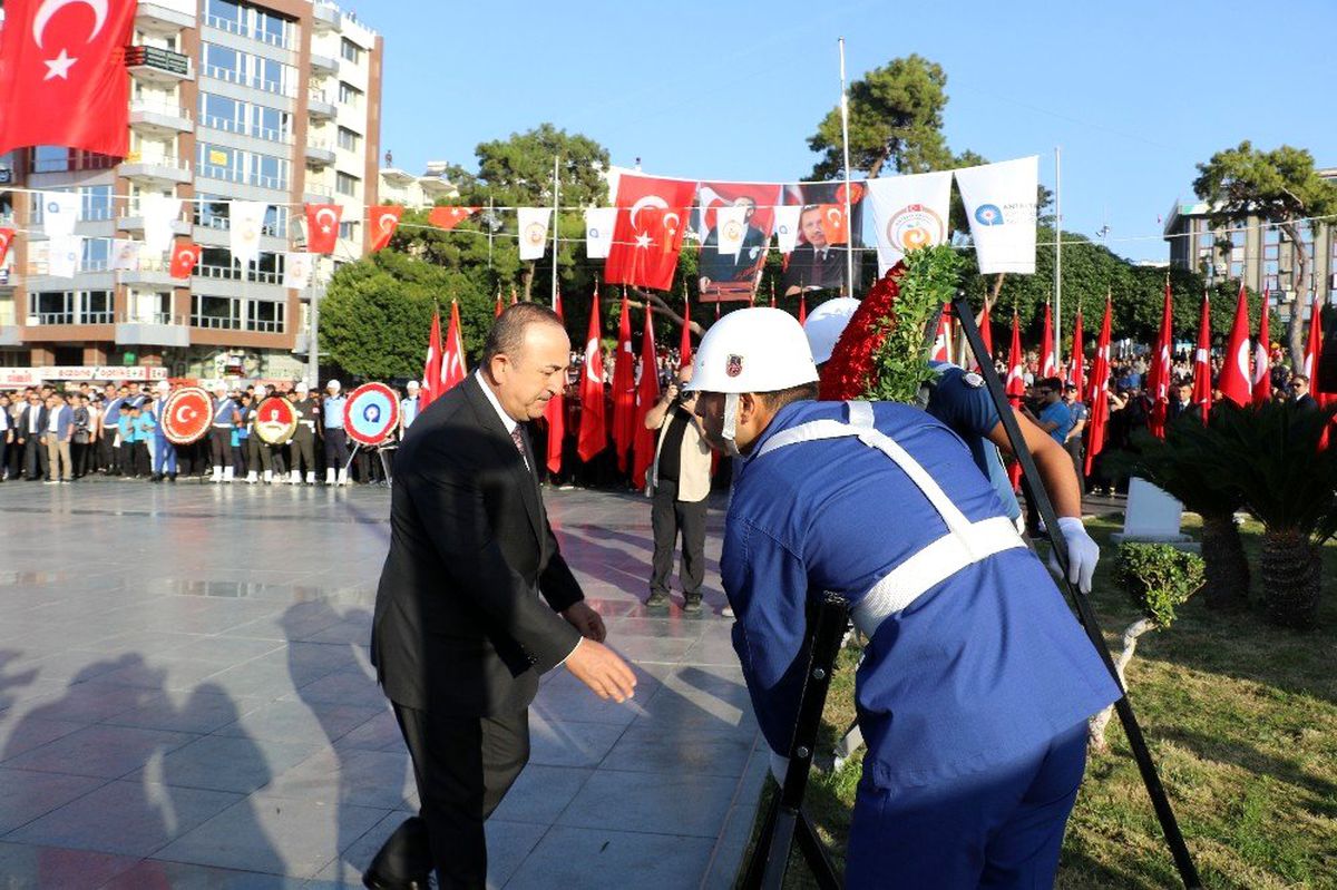 Bakan Çavuşoğlu, Antalya\'da Atatürk\'ü anma törenine katıldı