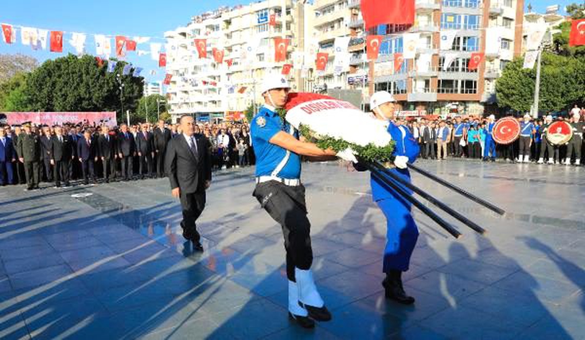 Bakan Çavuşoğlu, Atatürk\'ü anma etkinliğinde