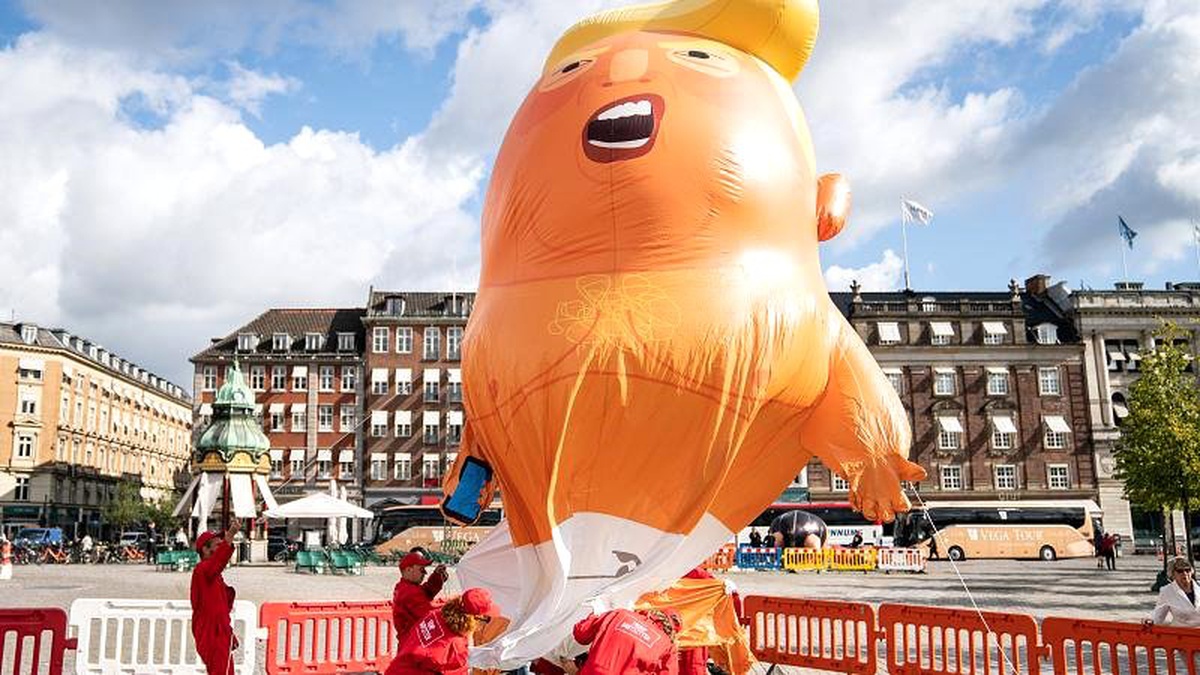 Başkan Trump\'ı protesto etmek için şişirilen \'Bebek Trump\'a bıçaklı saldırı