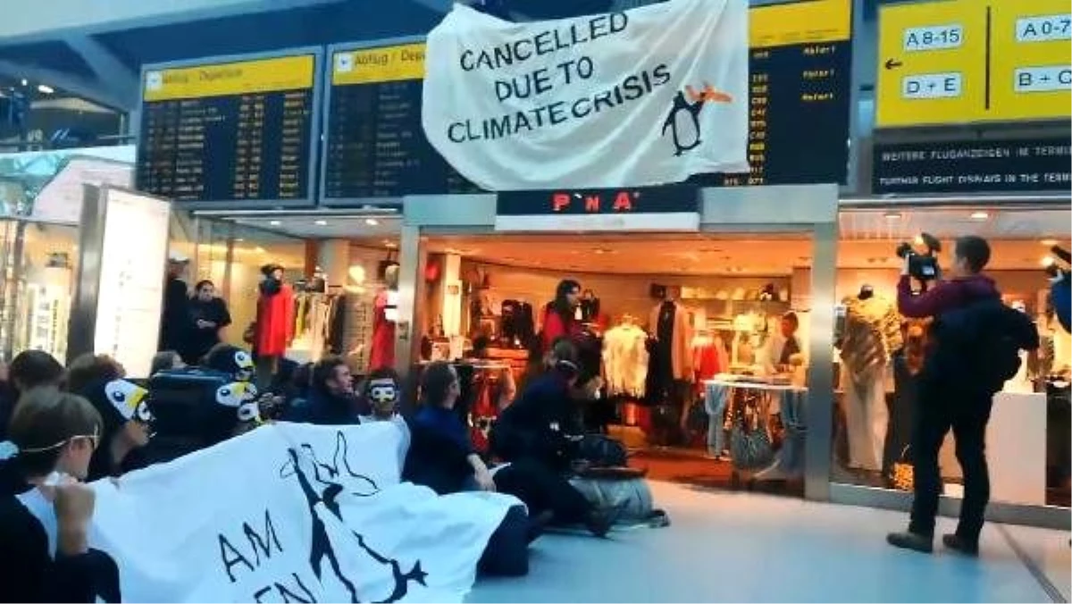 Berlin\'de havalimanında iklim protestosu