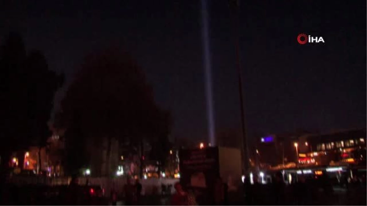 Beşiktaş\'ta Mustafa Kemal Atatürk için kurulan ışık hüzmesi geceyi aydınlattı