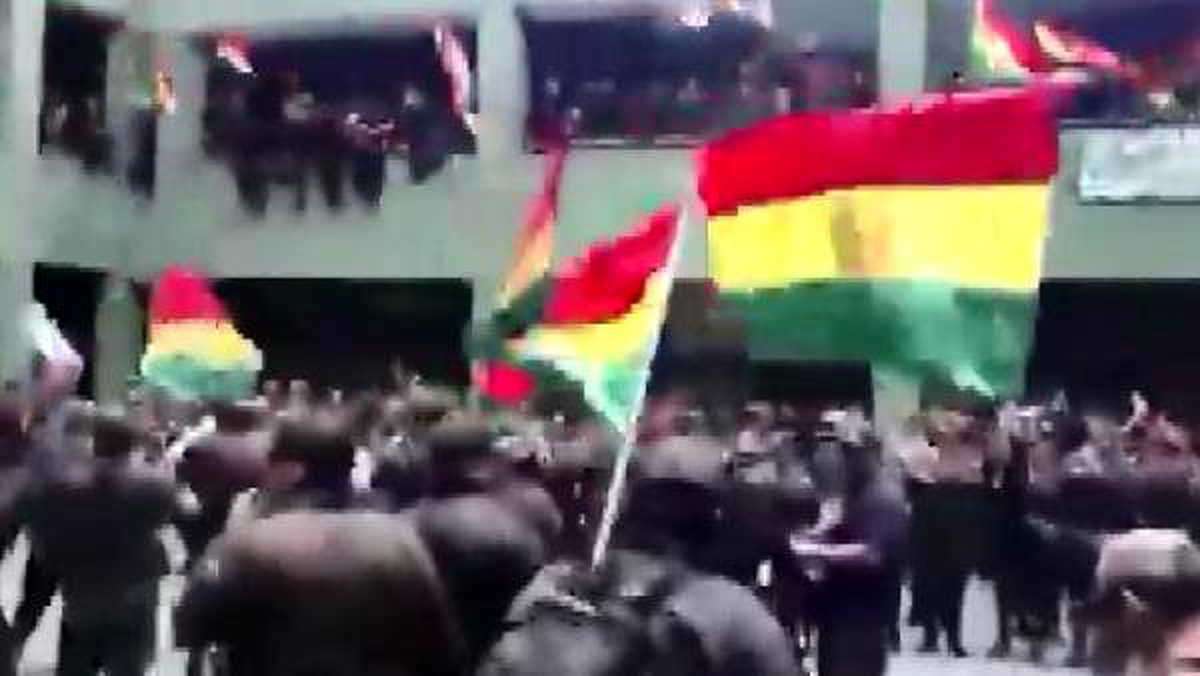 Bolivya\'da hükümet karşıtı protestolara polis de destek verdi