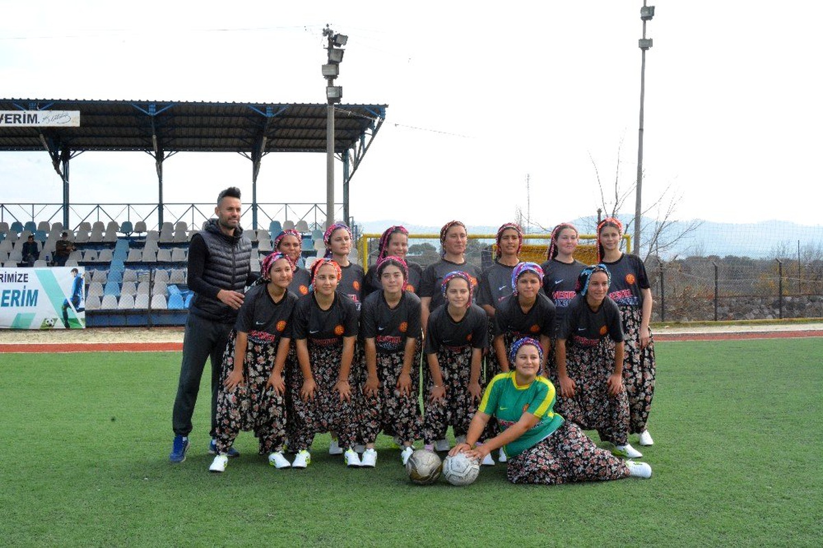 Çanakkale\'de kızların renkli futbol maçı