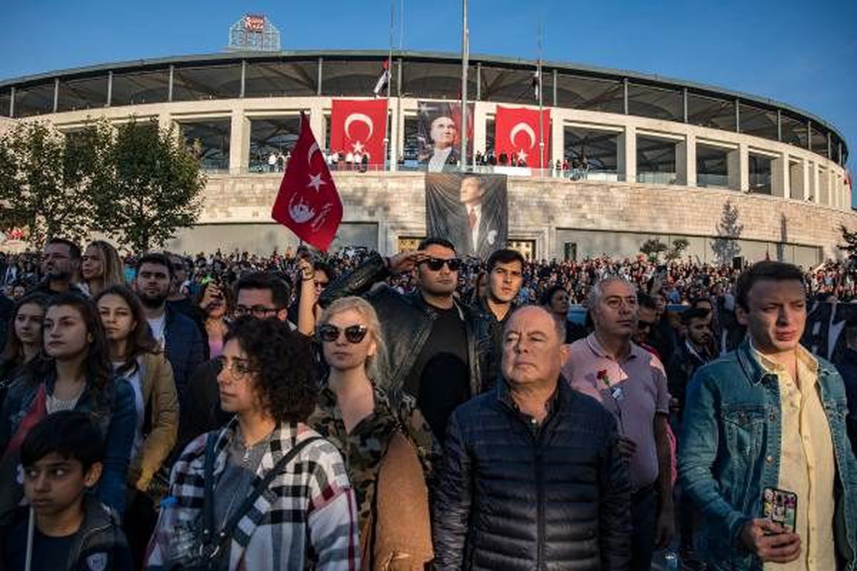 Dolmabahçe Sarayı\'na akın ettiler