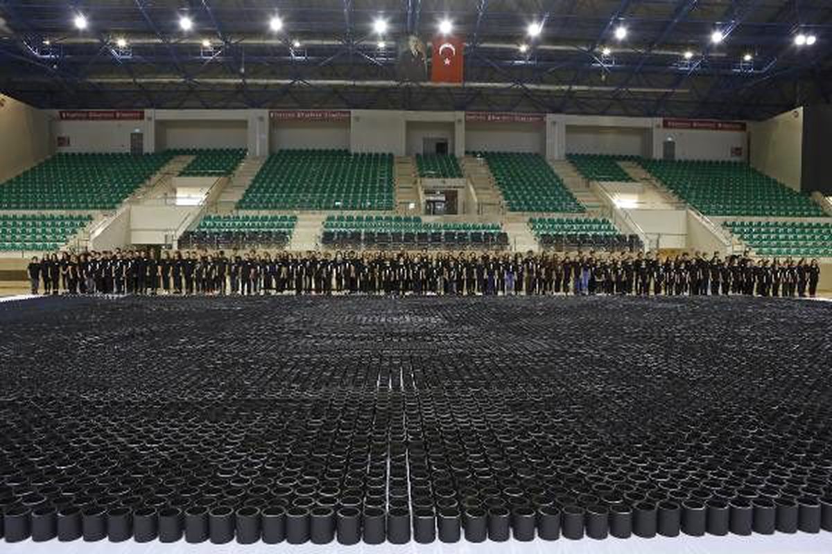 Eskişehir\'de 30 bin silindirle Atatürk silueti oluşturuldu