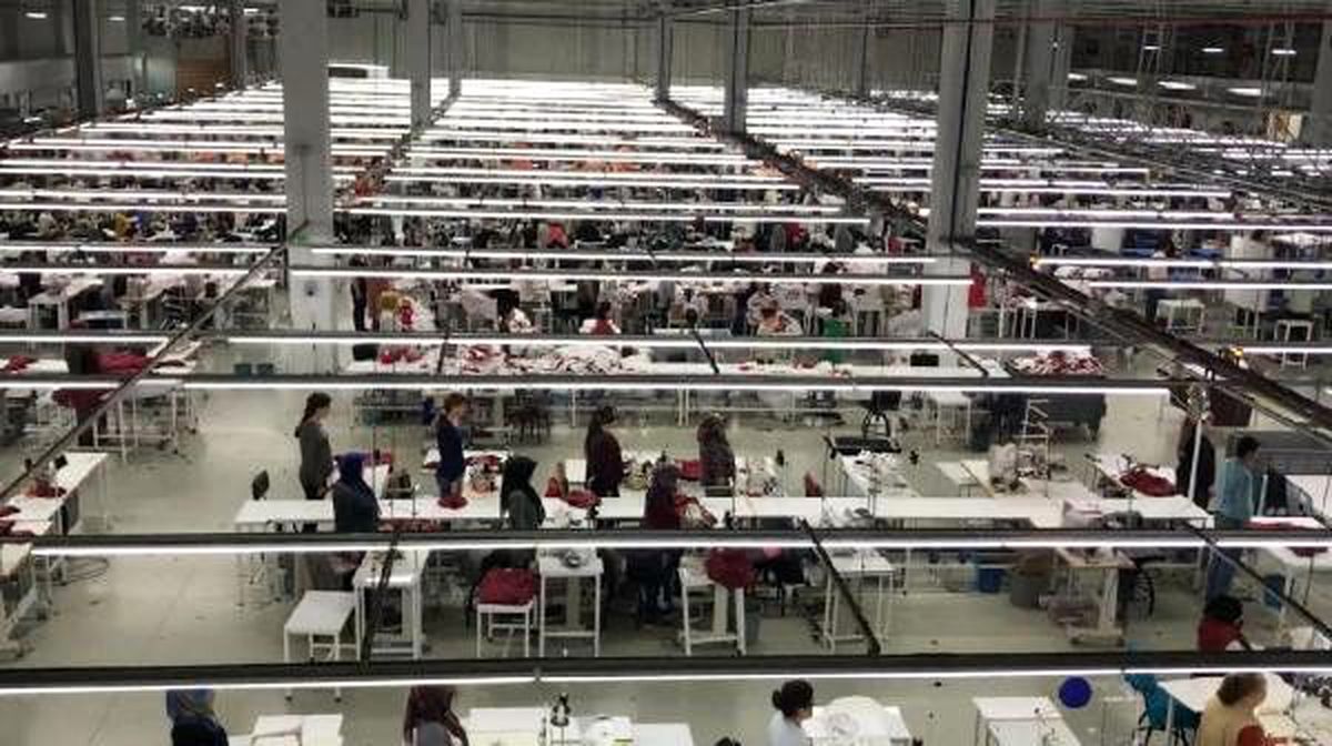 Fabrikada çalışan kadın işçiler, Atatürk\'ü saygı duruşu ile andı