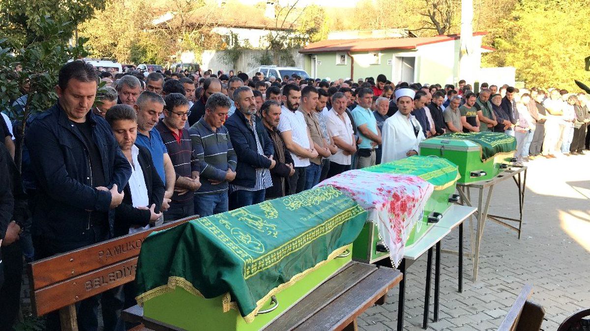 Feci kazada hayatını kaybeden anne, baba ve bebekleri son yolculuğuna uğurlandı