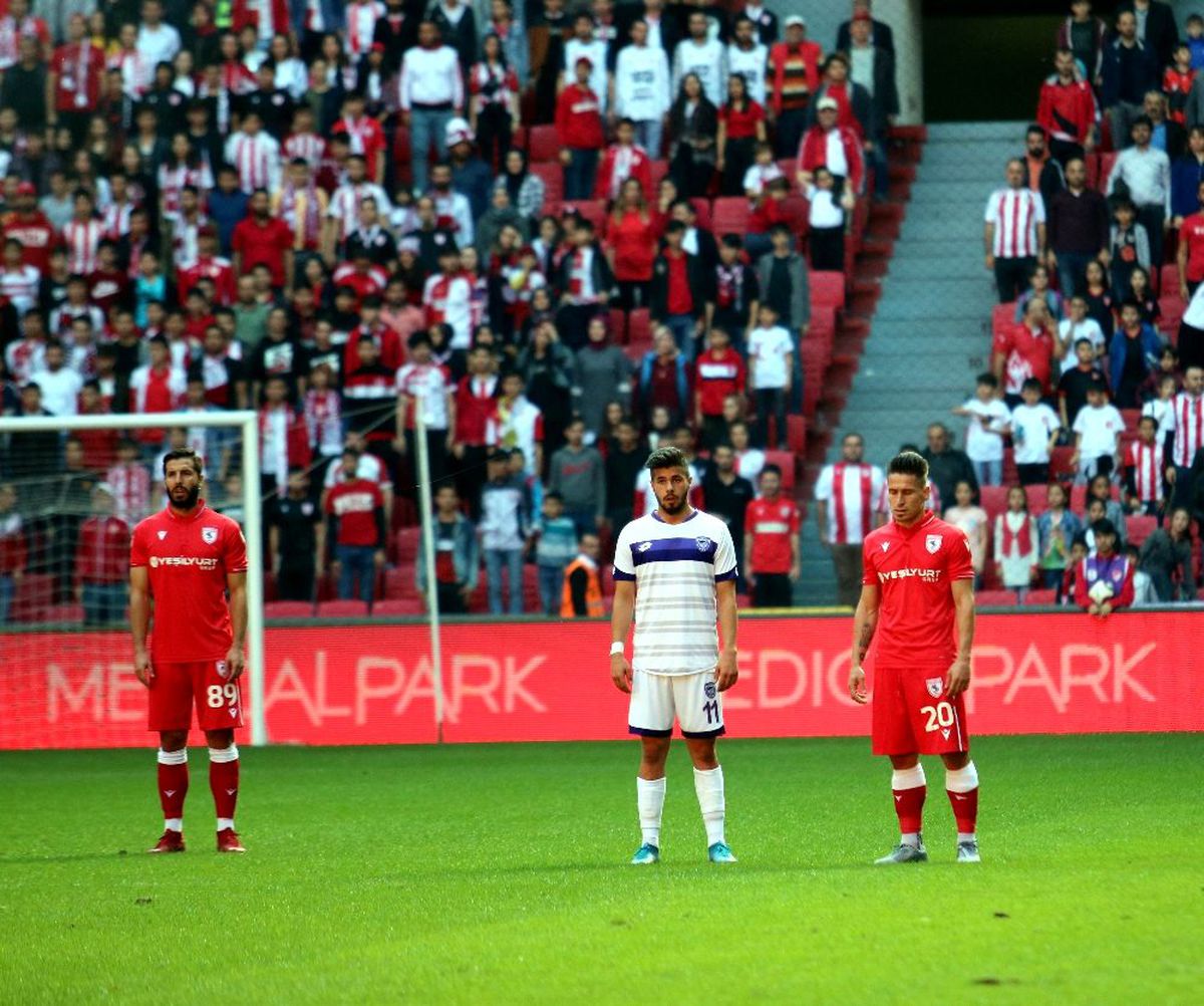 Futbolcular maç oynanırken 1 dakikalık saygı duruşunda bulundu