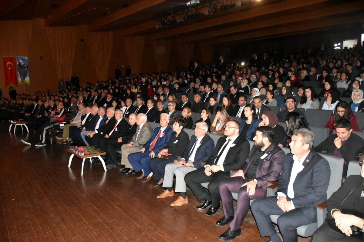 Gemlikliler Atatürk\'e bağlılıklarını gösterdi