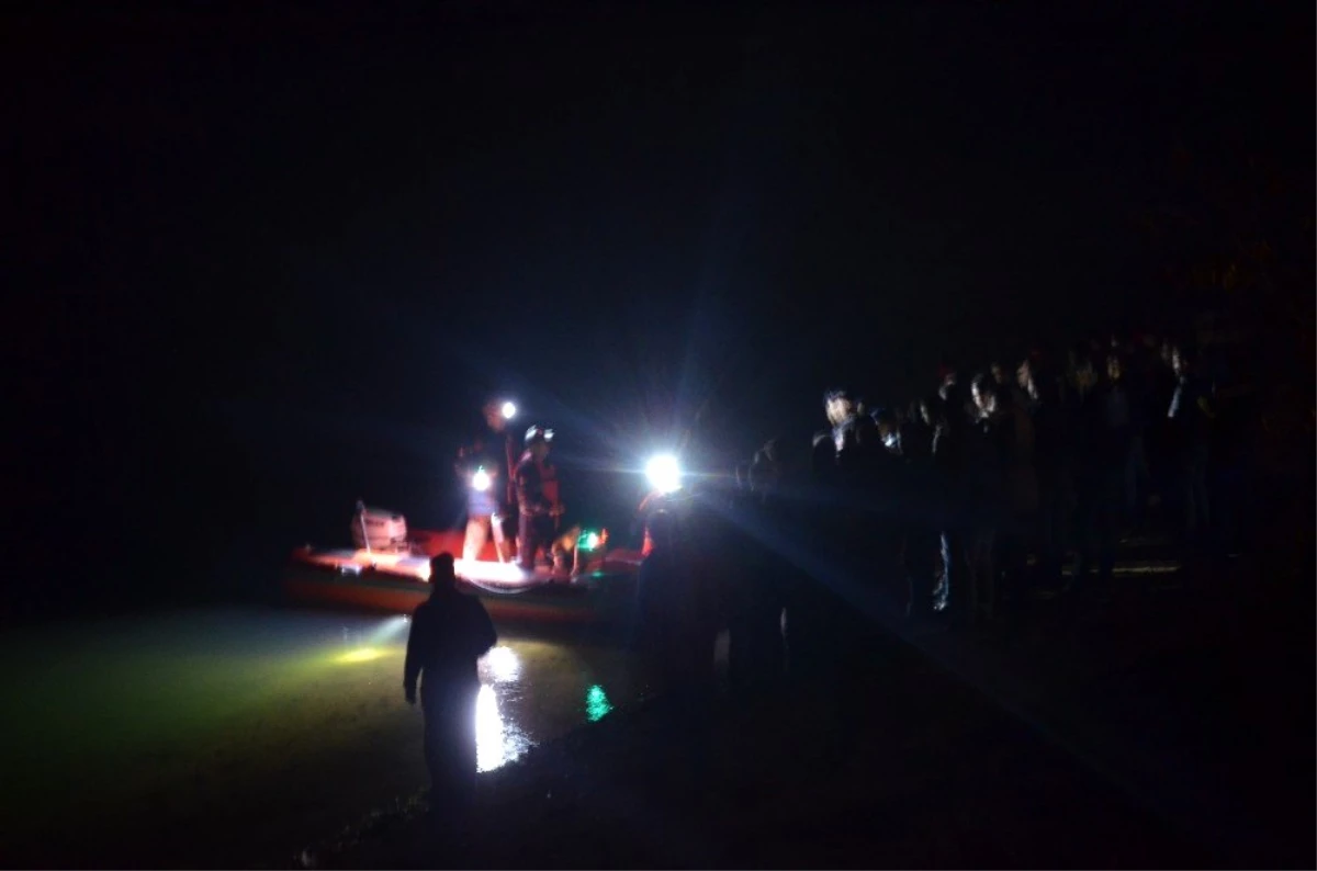 Gece yarısı gölete balık tutmak için giden öğretmen teknenin devrilmesi sonucu kayboldu