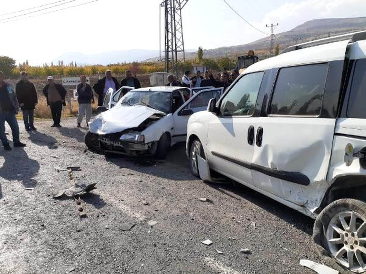Hafif ticari araç ile otomobil çarpıştı: 11 yaralı