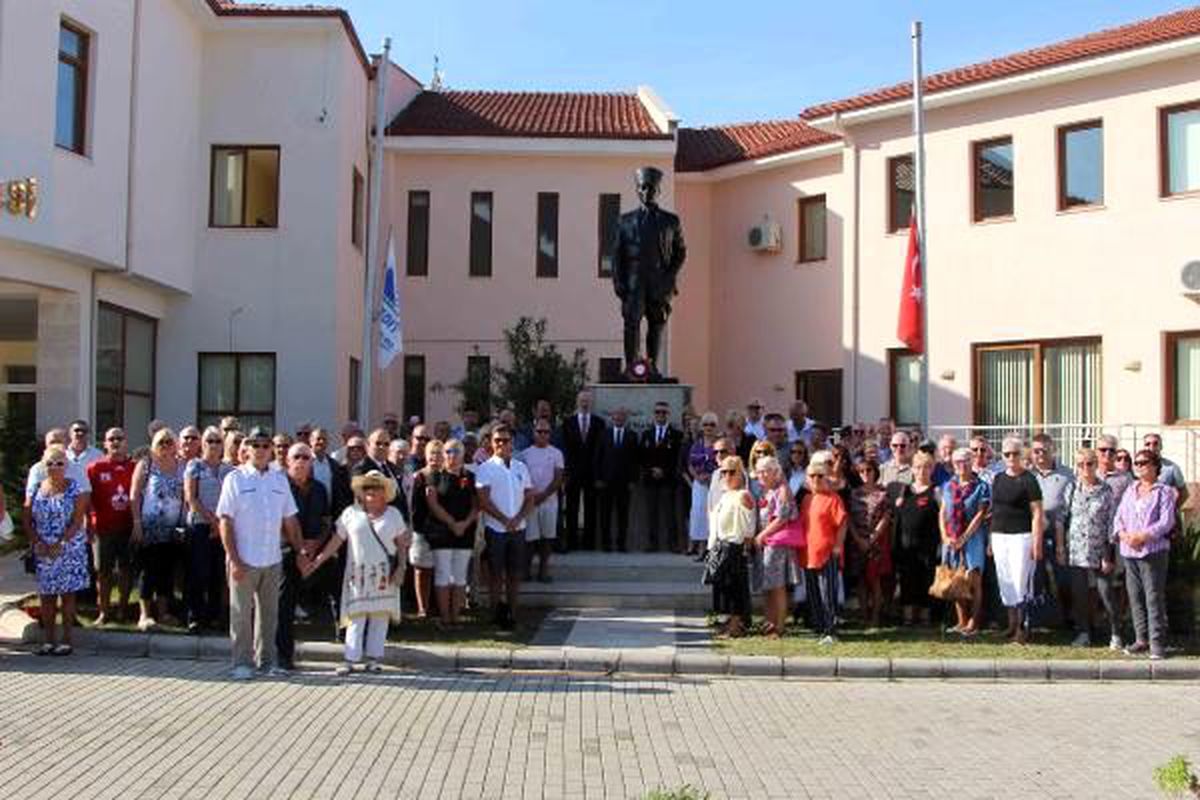 İngilizler\'den Atatürk\'e saygı duruşu