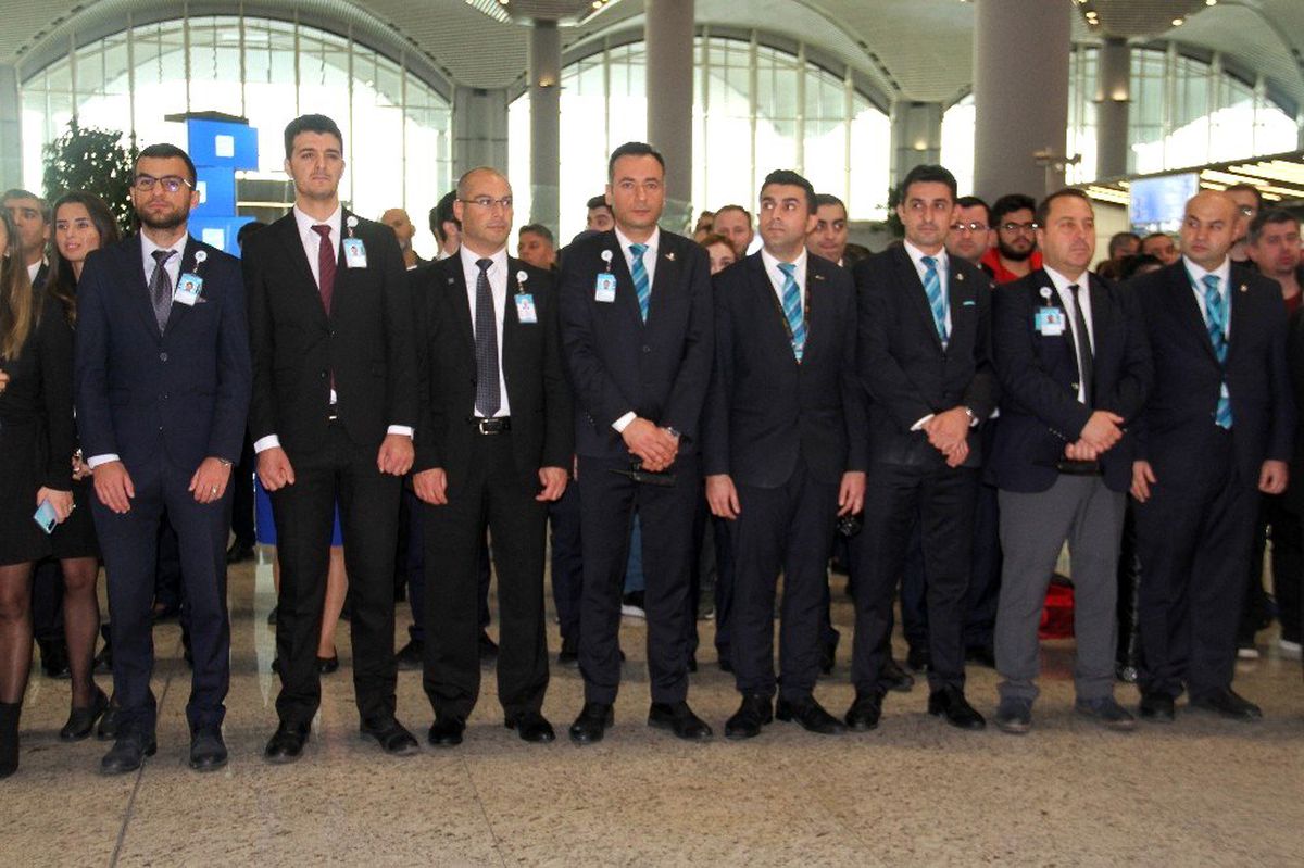 İstanbul Havalimanı\'nda Ata\'ya saygı duruşu