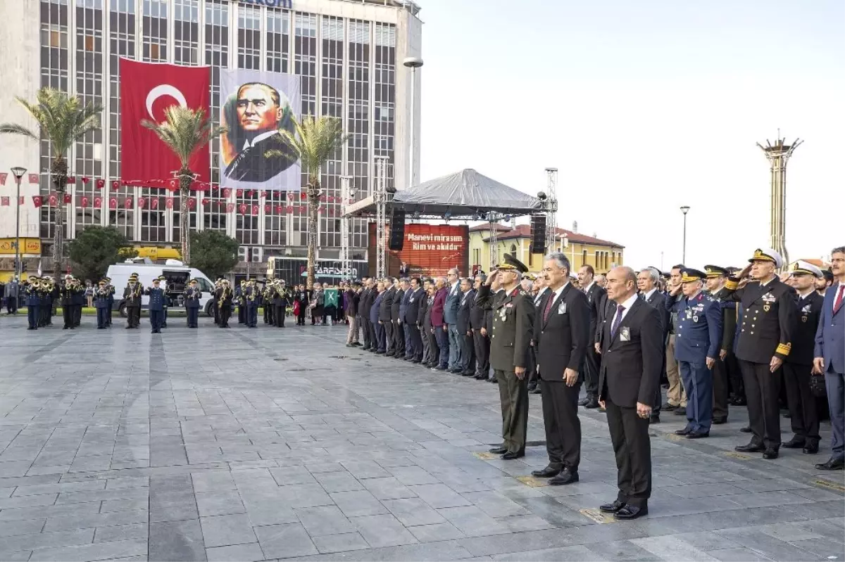 İzmir Atatürk\'ü anıyor