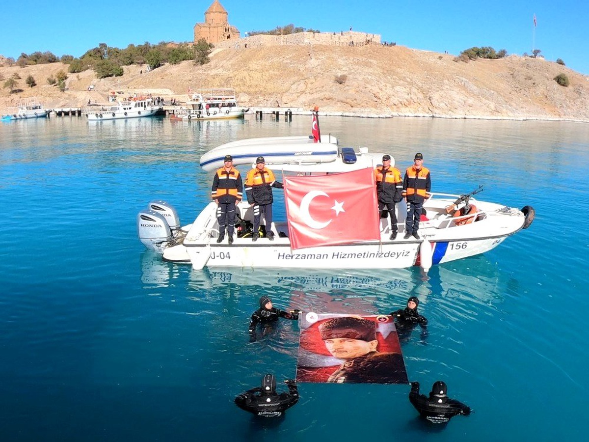 Jandarma su altı ekibi 10 Kasım için Van Gölü\'ne daldı