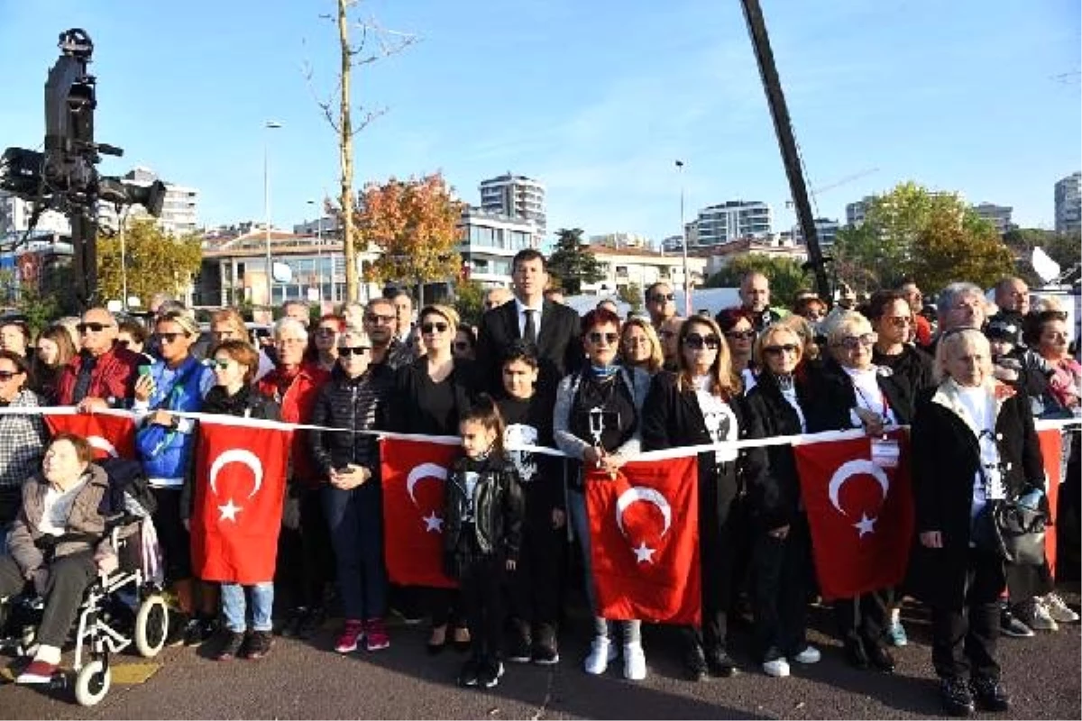 Kadıköy\'de 6.5 kilometrelik "Ata\'ya Saygı Zinciri" oluşturuldu