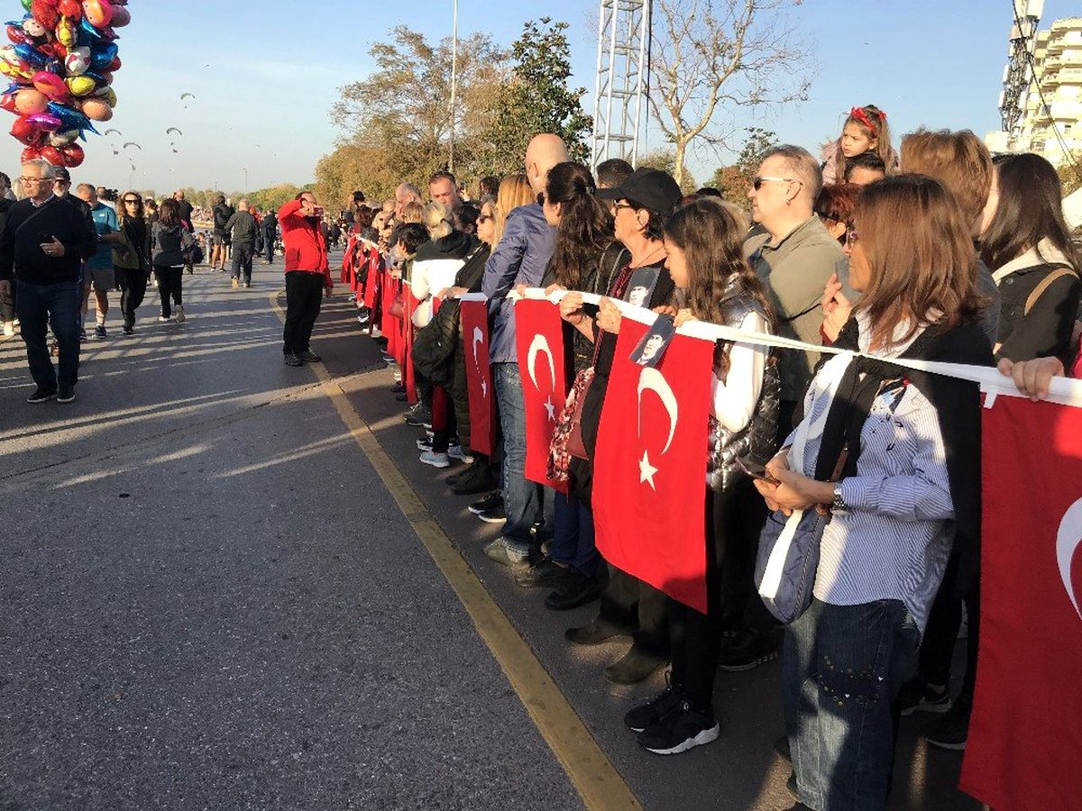 Kadıköy\'de 6 buçuk kilometrelik Ata\'ya Saygı zinciri