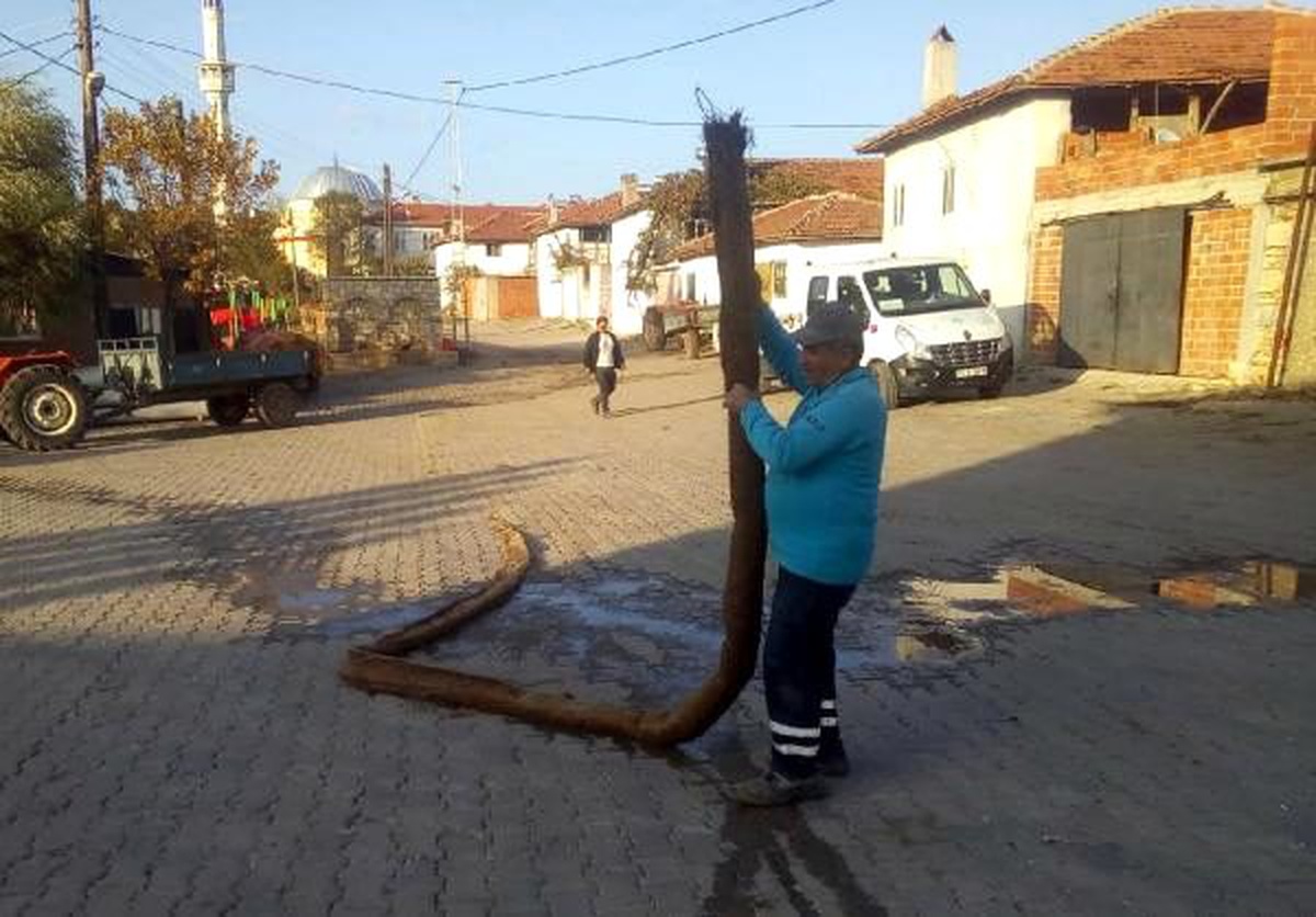Kanalizasyon hattından 10 metrelik ağaç kökü çıkarıldı
