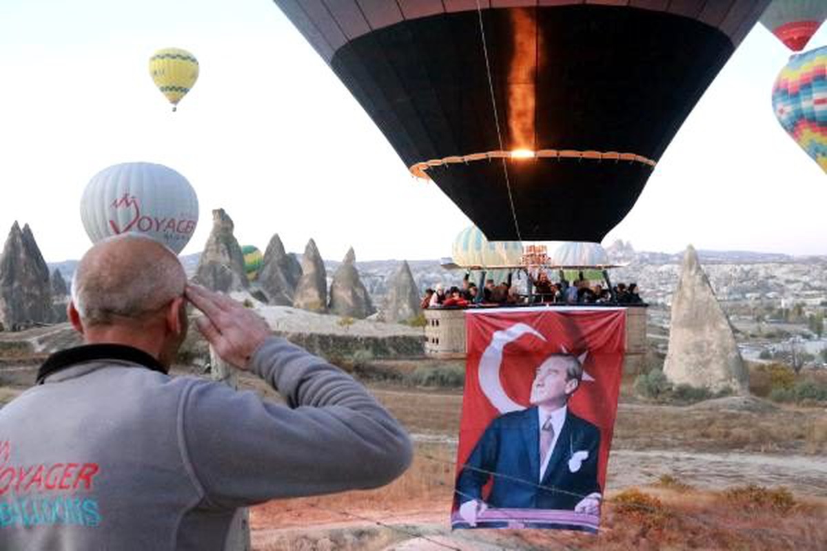 Kapadokya\'da balonlar, Atatürk posterleriyle havalandı