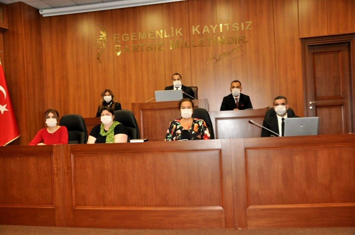 Kartal Belediye Meclisi lösemiye maske ile dikkat çekti