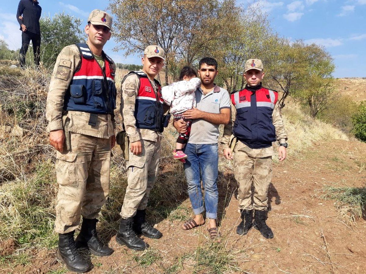 Kaybolan çocuğu bulan jandarma ailesine teslim etti