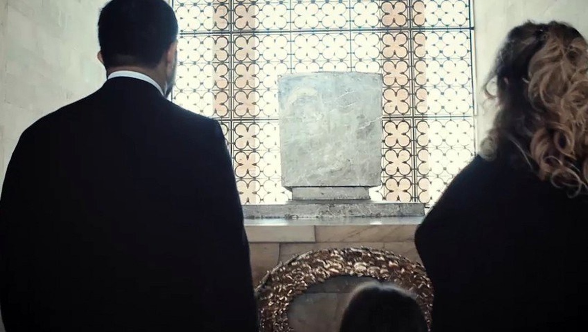 Kuşadası Belediye Başkanı Ömer Günel, Ata\'nın huzurunda
