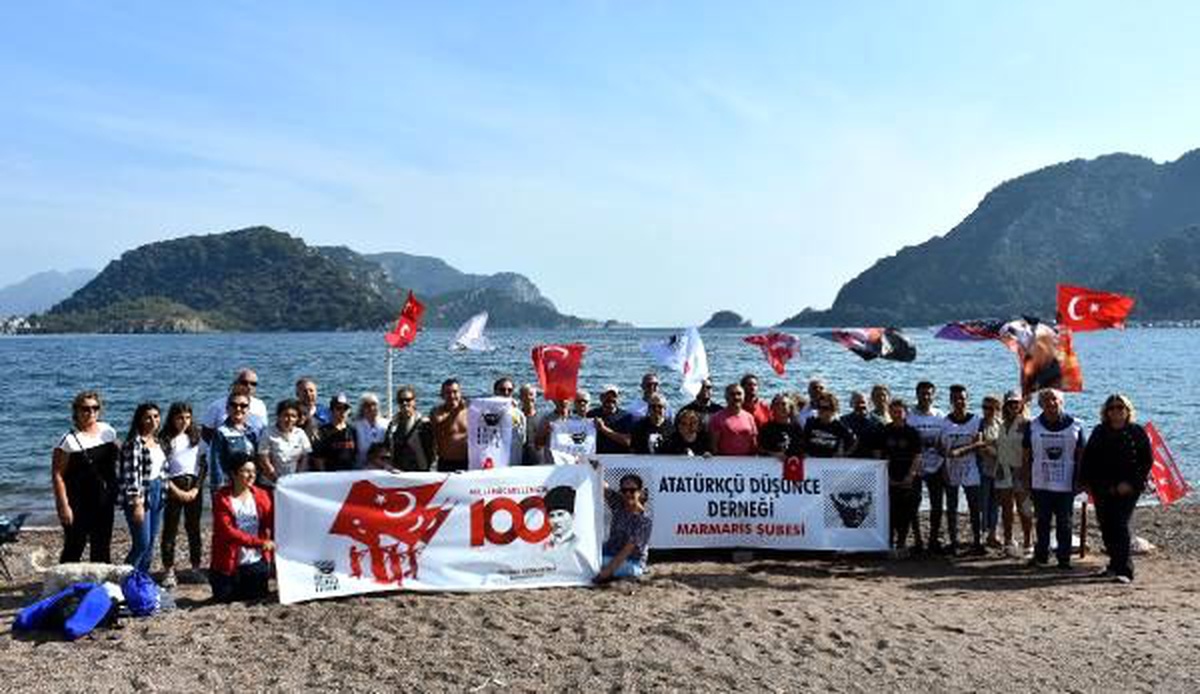 Marmaris\'te kulaçlar Atatürk\'ü anmak için atıldı