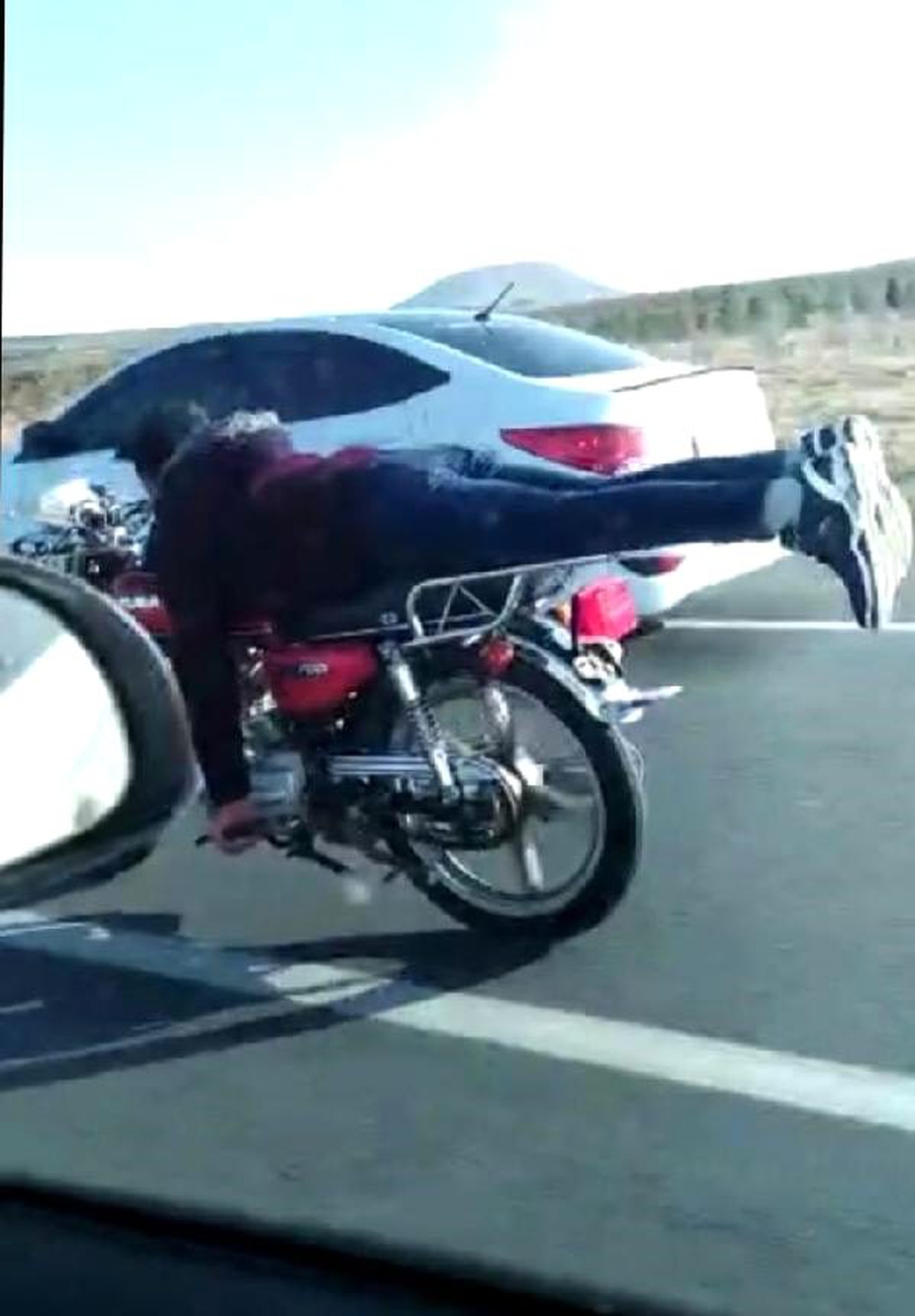 Motosiklet sürücüsünün tehlikeli yolculuğu kamerada