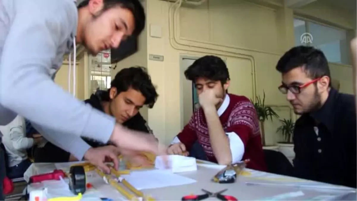 Mühendis adayları makarnadan köprü yaptı