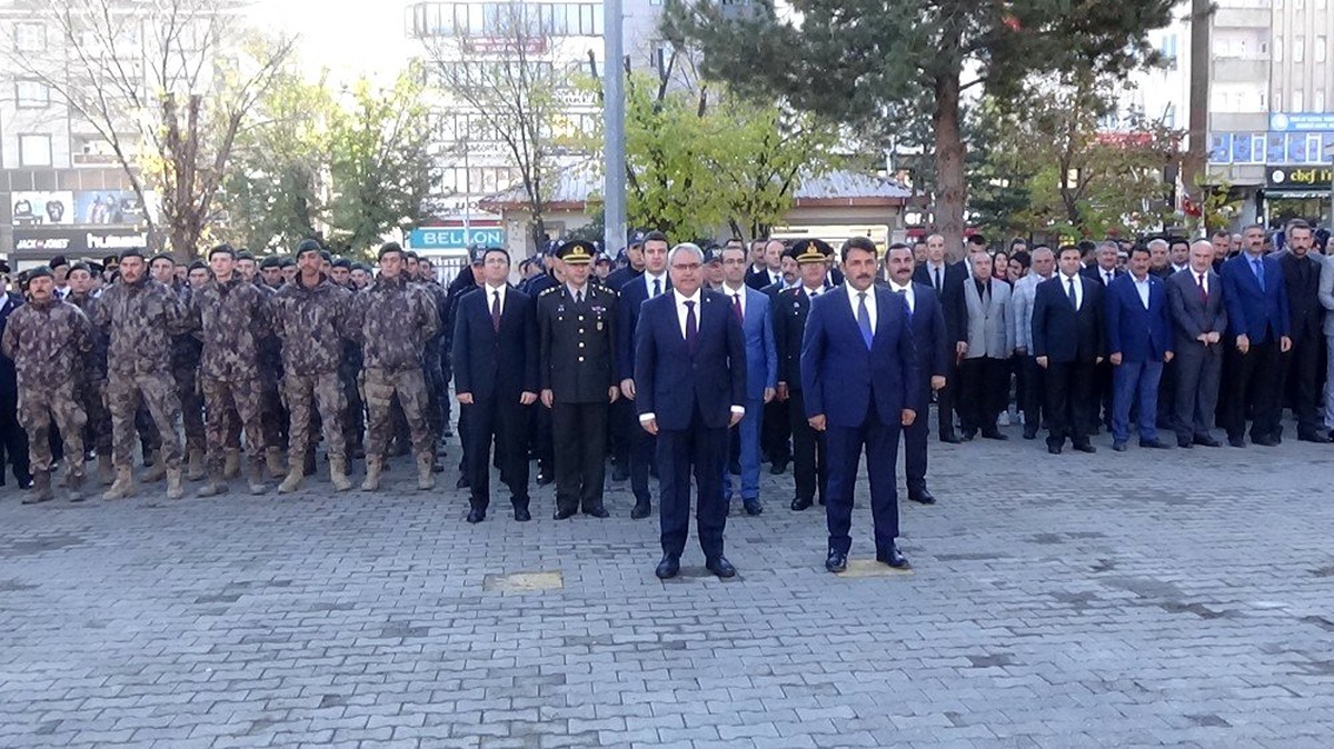 Muş\'ta Atatürk\'ü anma töreni