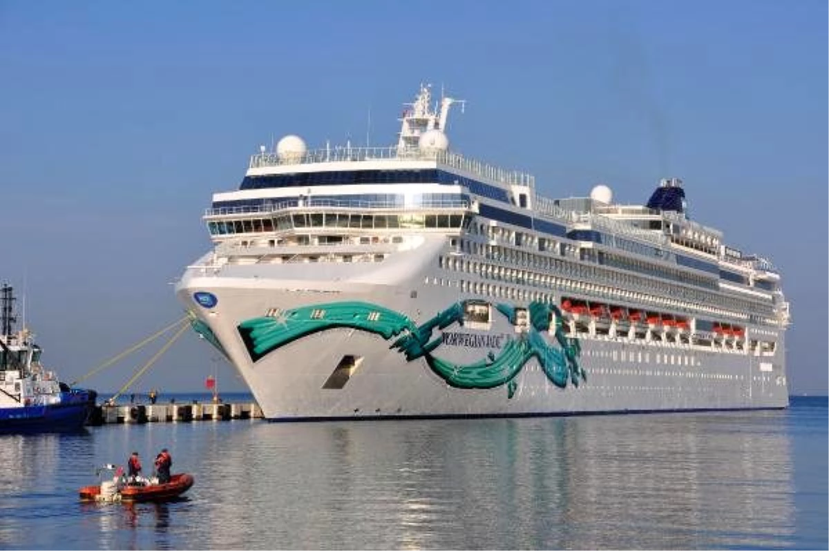 \'Norwegian Jade\', Kuşadası\'na 2 bin 657 turist getirdi