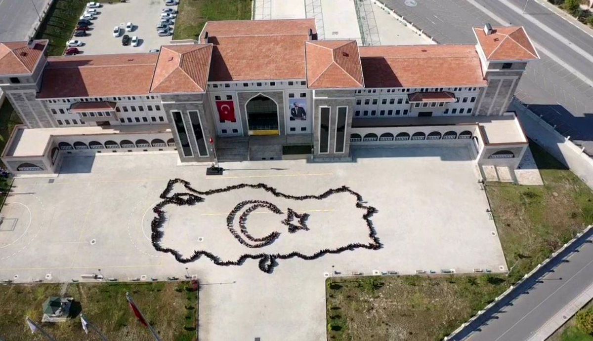 Öğrenciler Ata\'ya olan sevgilerini koreografi ile gösterdiler