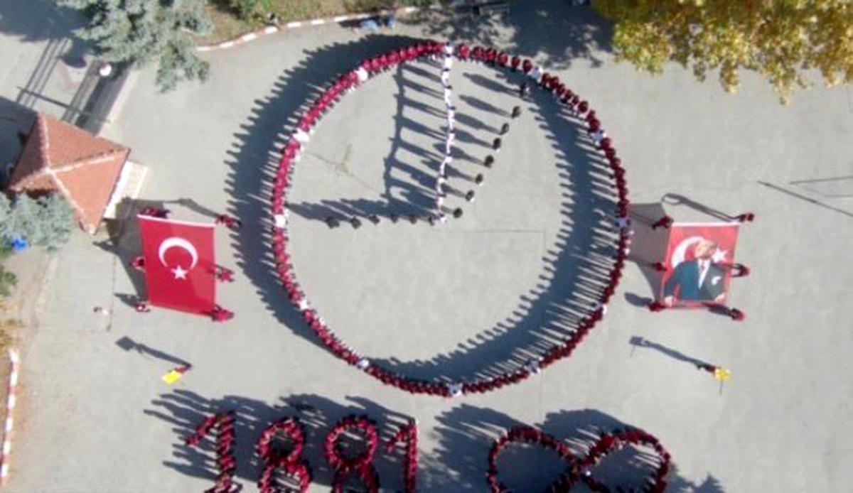 Öğrenciler koreografi ile Atatürk\'ü andı
