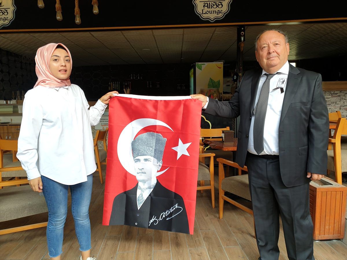 Osmaniye\'de esnafa Türk bayrağı dağıtıldı