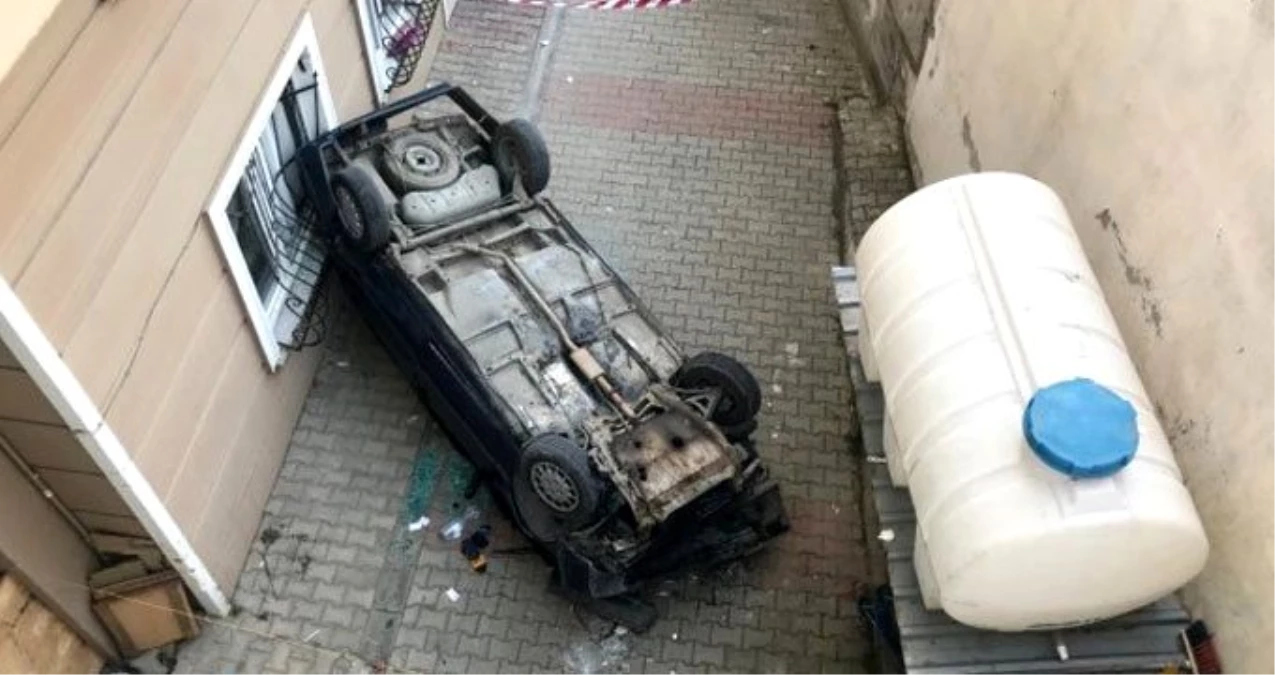 Otomobil 6 metre yükseklikten binanın bahçesine düştü: Sıkışan çifti vatandaşlar kurtardı
