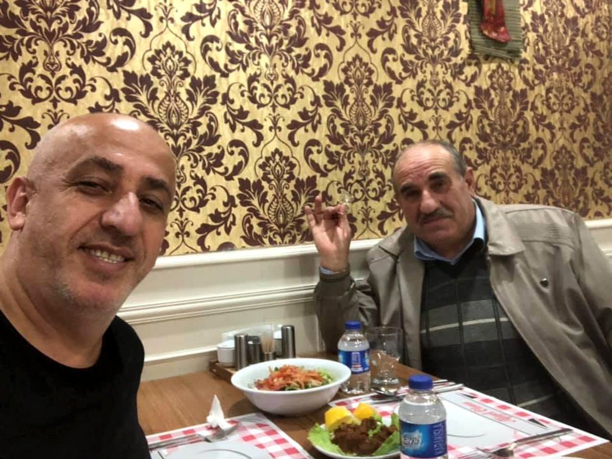 Otomobil kaldırımda bulunan yayalar çarptı: 1\'i ağır 2 yaralı