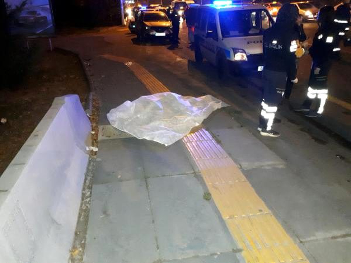 Patlayan lastiği değiştirirken otomobil çarptı: 2 ölü