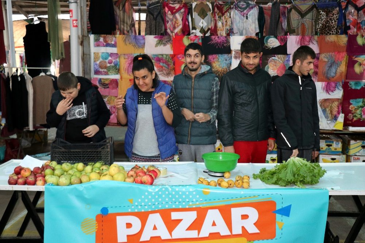 Pazar tezgahında ürün satan otizmli bireylerin mutlulukları gözlerinden okundu