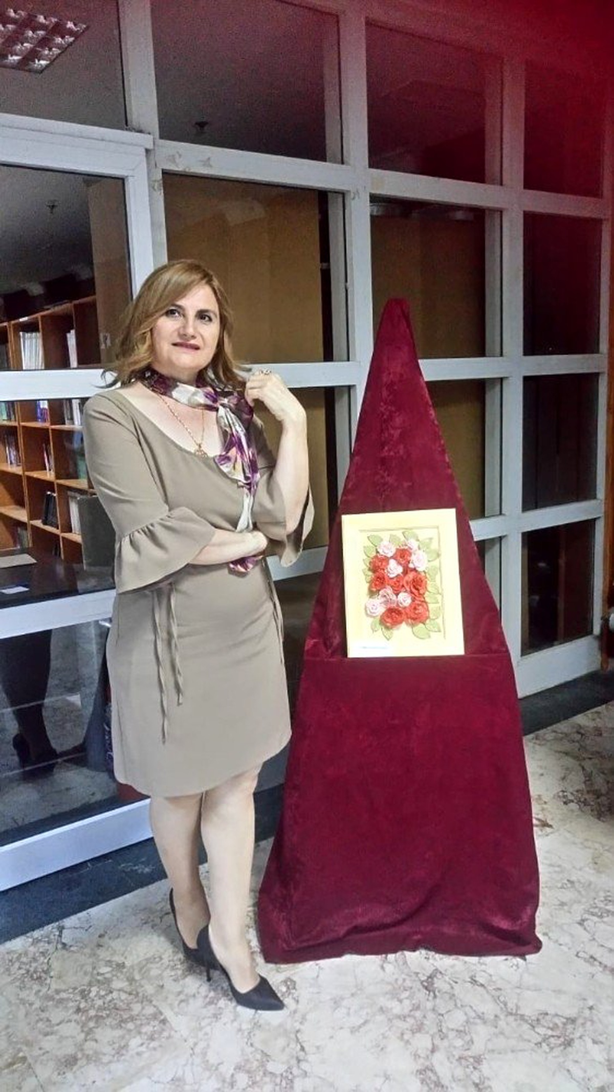 Ressam Güher\'in seramik gülü