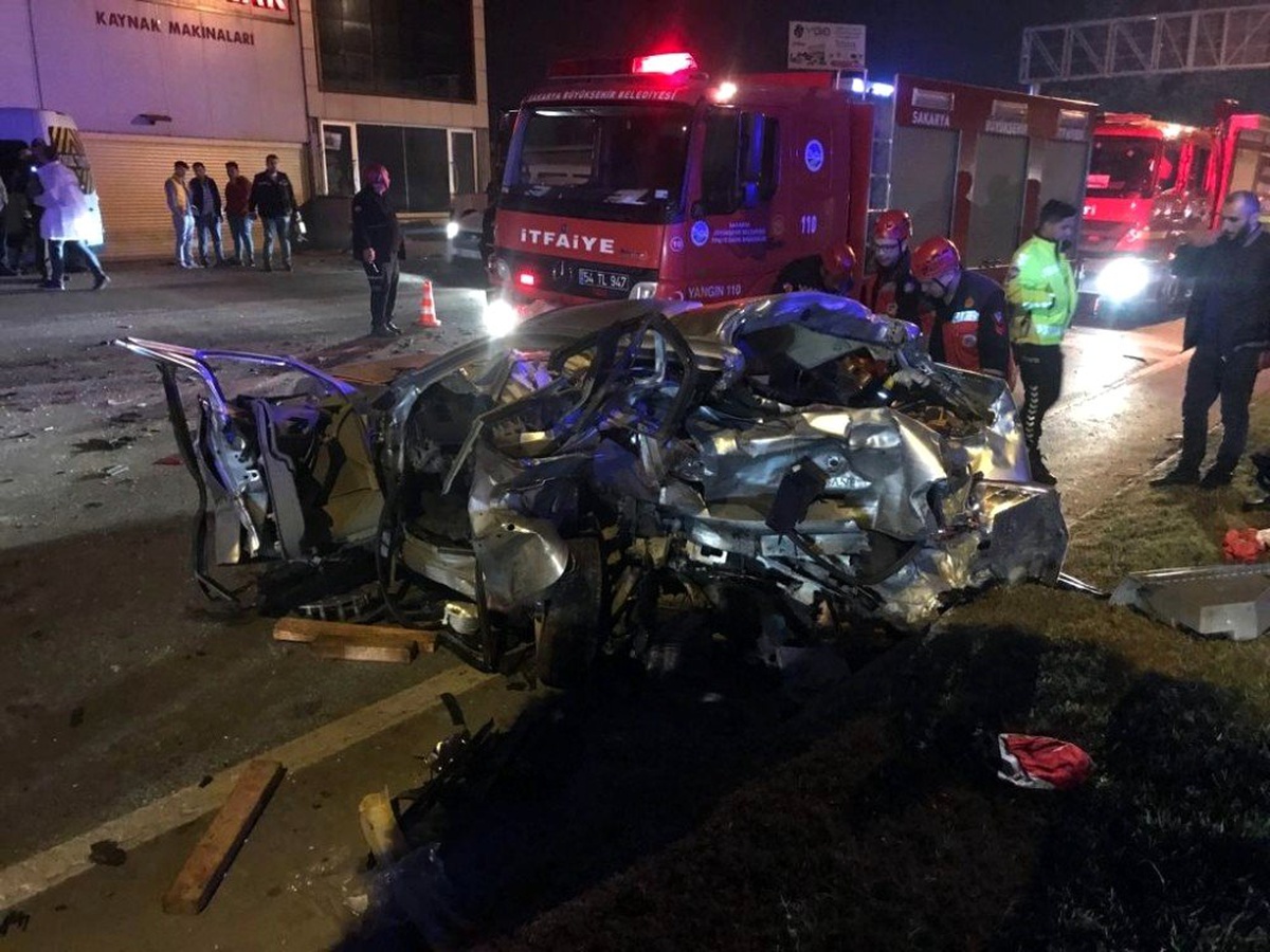 Sakarya\'da 4 aracın karıştığı kaza: 1\'i bebek toplam 3 ölü, 7 yaralı