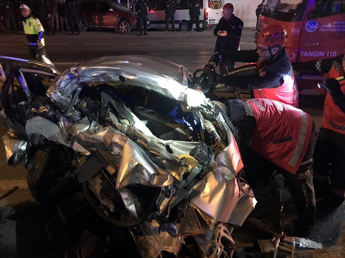 Sakarya\'daki zincirleme trafik kazasında ölen çift ve bebekleri defnedildi