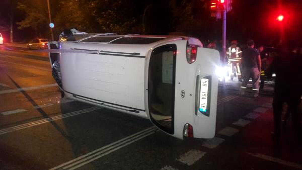 Sarıyer\'de otomobille çarpışan minibüs devrildi: 2 yaralı